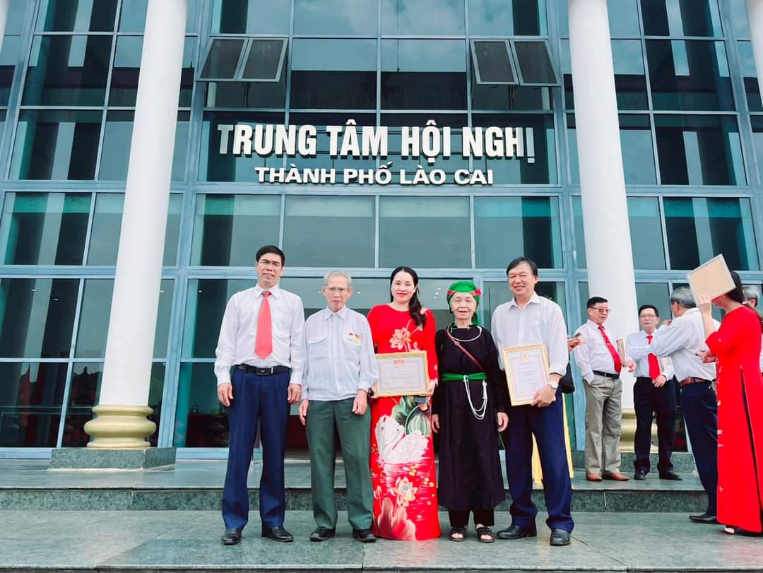 Bà Lương Thị Hải (thứ 2 từ phải sang) - học sinh dân tộc Tày vinh dự được tặng hoa Bác Hồ năm 1958 khi Người thăm đất Mỏ Cam Đường. FB_IMG_1695361332356.jpg