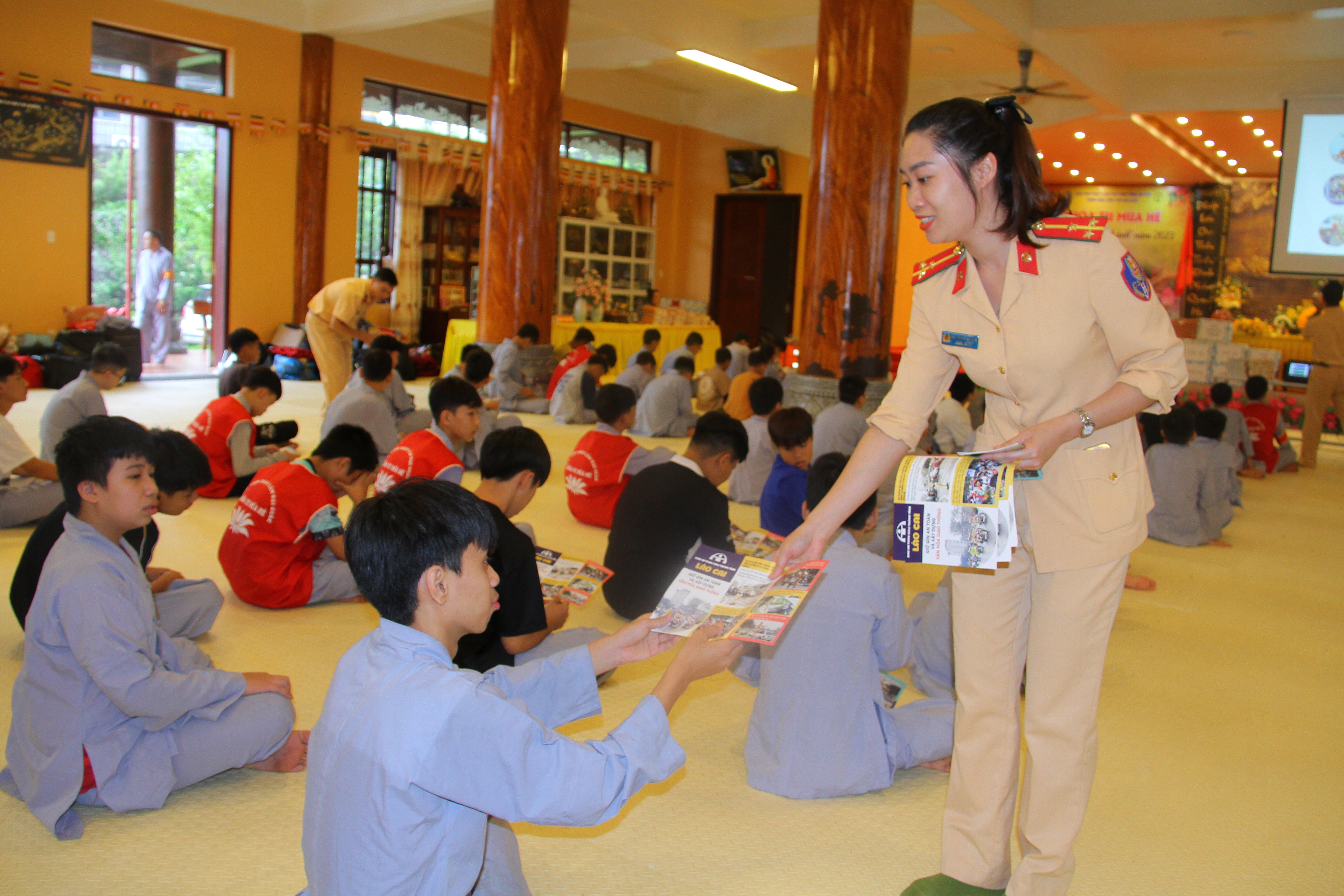 Phát tờ rơi tuyên truyền cho thanh, thiếu niên tại khóa tu mùa hè. Phát tờ rơi tuyên truyền cho các em học sinh.JPG