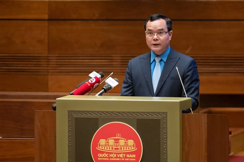 Đồng chí Nguyễn Đình Khang, Chủ tịch Tổng Liên đoàn Lao động Việt Nam báo cáo tại Diễn đàn.