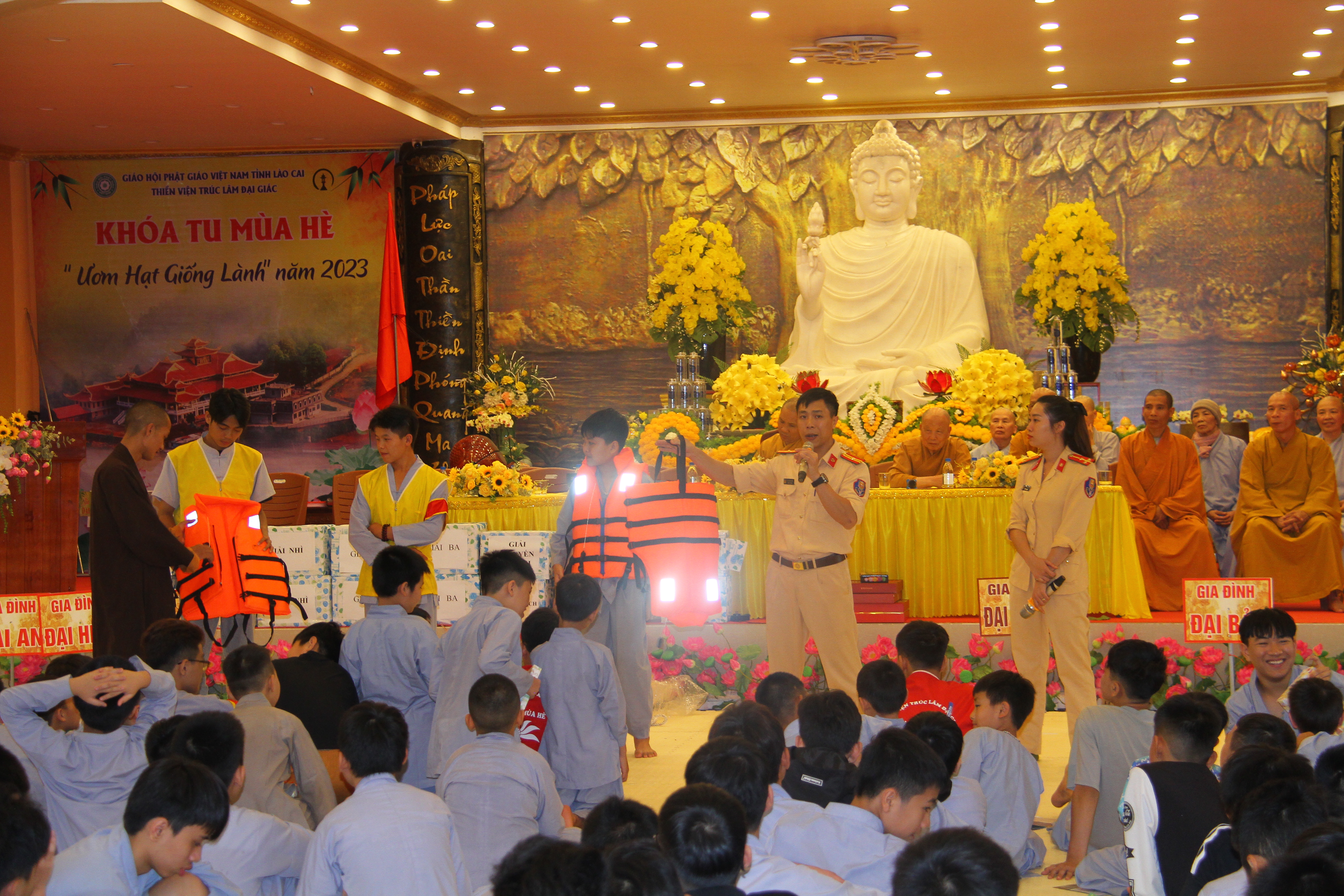 Hướng dẫn mặc áo phao đúng cách để phòng chống đuối nước. Hướng dẫn các em mặc áo phao đúng cách.JPG