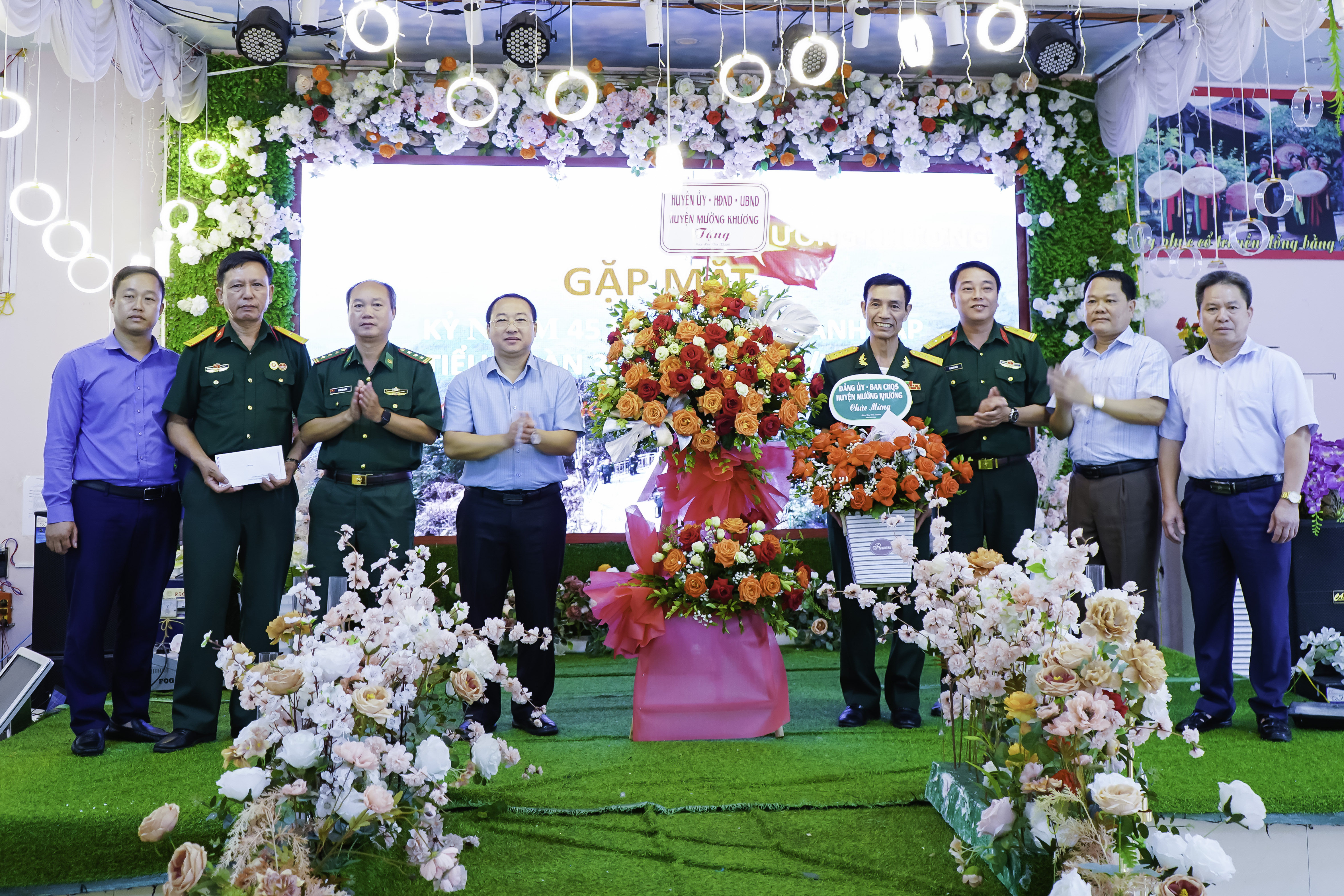 Lãnh đạo huyện Mường Khương tặng hoa chúc mừng Tiểu đoàn 3 nhân dịp kỷ niệm 45 năm Ngày truyền thống. Lãnh đạo huyện Mường Khương tặng hoa chúc mừng Tiểu đoàn nhân dịp kỷ niệm 45 năm ngày thành lập.jpg