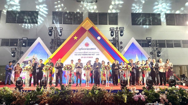 Lãnh đạo hai nước cắt băng khai mạc Hội chợ thương mại Việt – Lào 2023. Lãnh đạo hai nước cắt băng khai mạc Hội chợ thương mại Việt – Lào 2023.