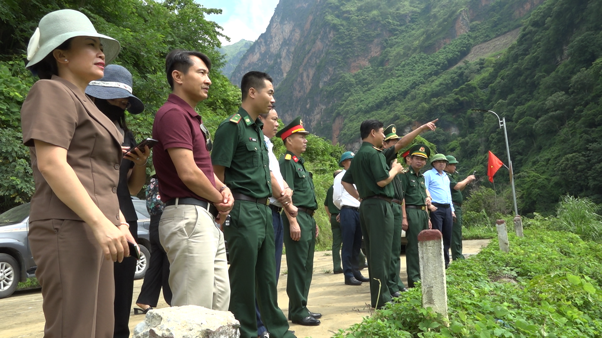 Đoàn công tác đã khảo sát thực địa tại khu vực biên giới huyện Si Ma Cai. 789simacai.png