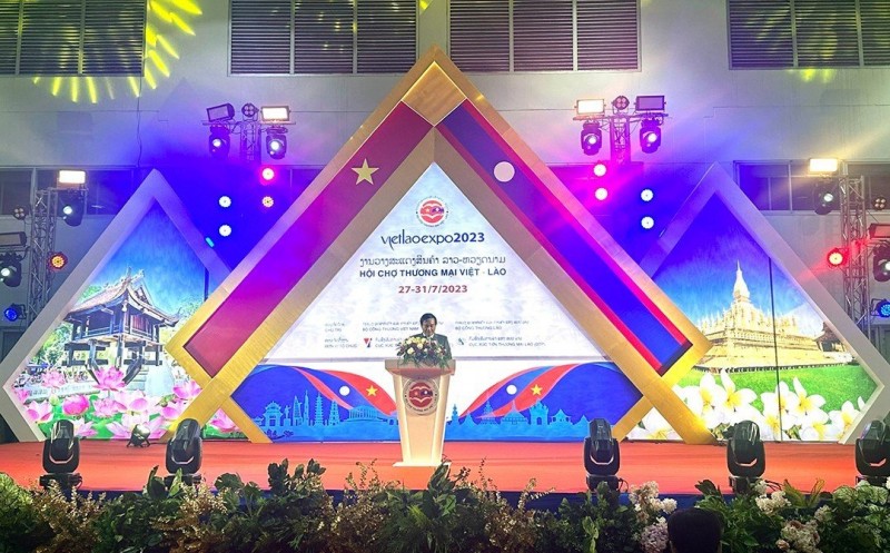 Ông Nguyễn Bá Hùng - Đại sứ đặc mệnh toàn quyền Việt Nam tại CHDCDN Lào phát biểu tại Lễ khai mạc Hội chợ. Ông Nguyễn Bá Hùng - Đại sứ đặc mệnh toàn quyền Việt Nam tại CHDCDN Lào phát biểu tại Lễ khai mạc Hội chợ.