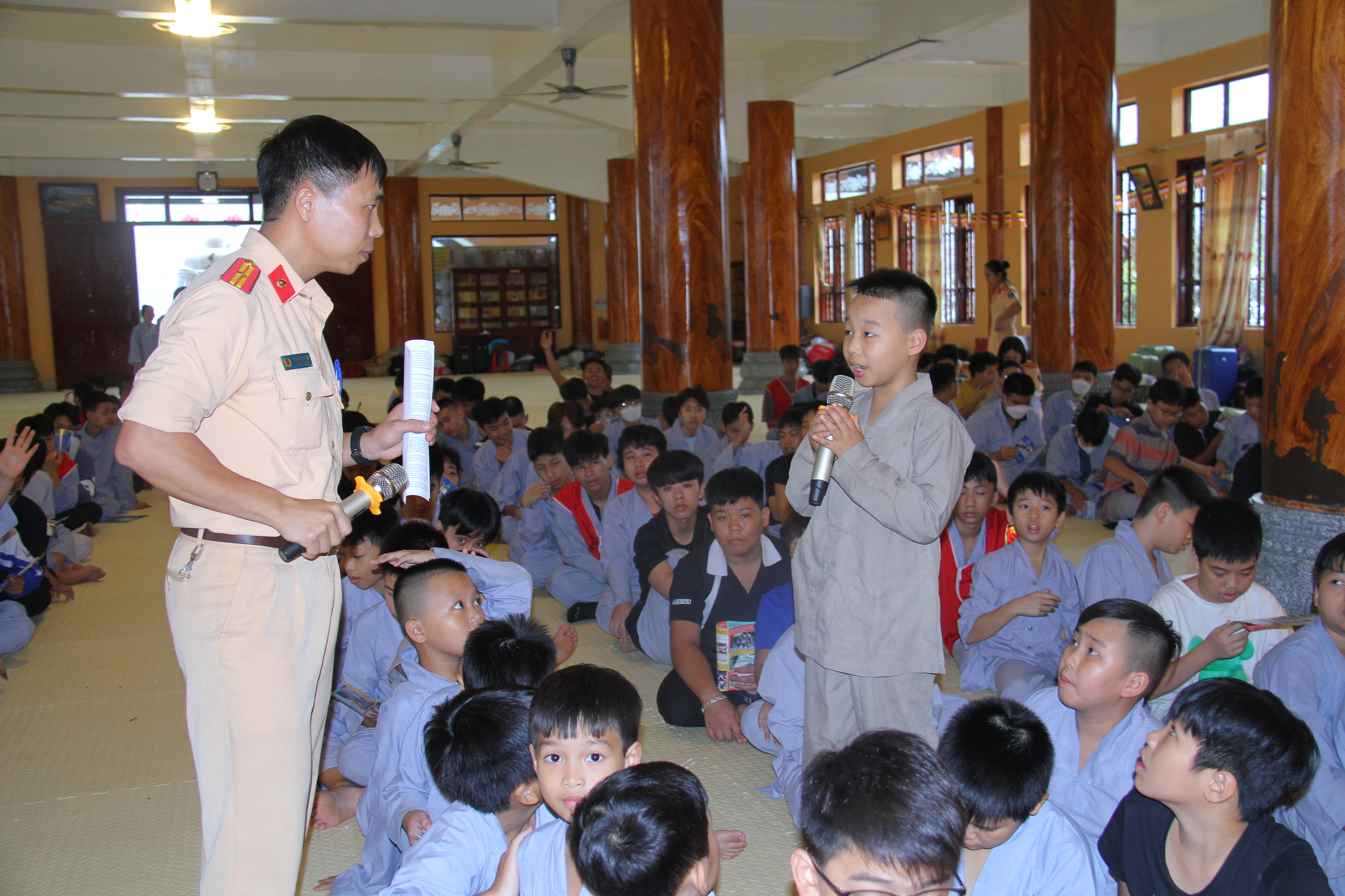 Các bạn nhỏ sôi nổi tham gia trao đổi các câu hỏi. Các bạn nhỏ sôi nổi tham gia trao đổi các câu hỏi.JPG