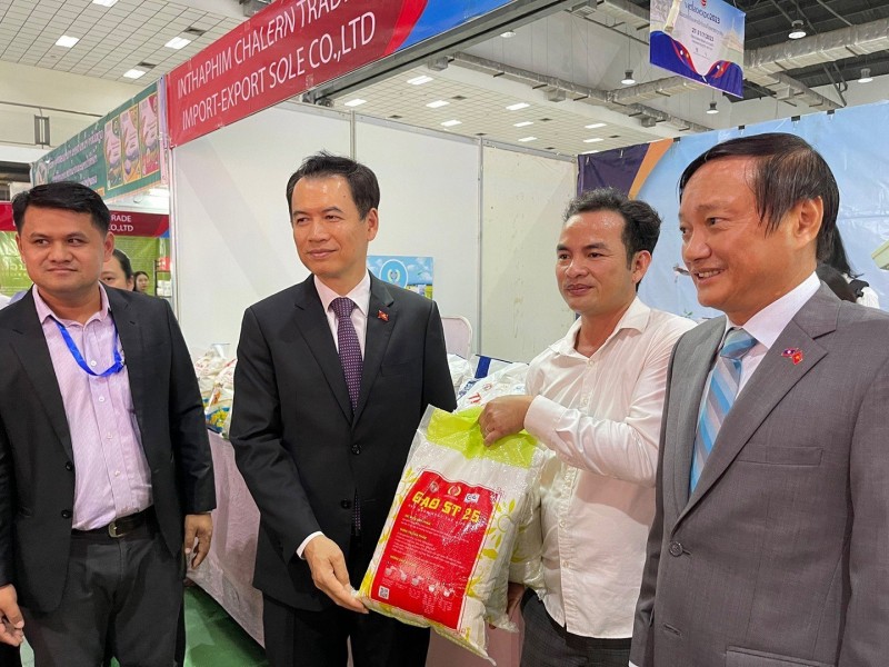 Đại diện doanh nghiệp phân phối sản phẩm gạo Việt Nam tại Hội chợ. Đại diện doanh nghiệp phân phối sản phẩm gạo Việt Nam tại Hội chợ.