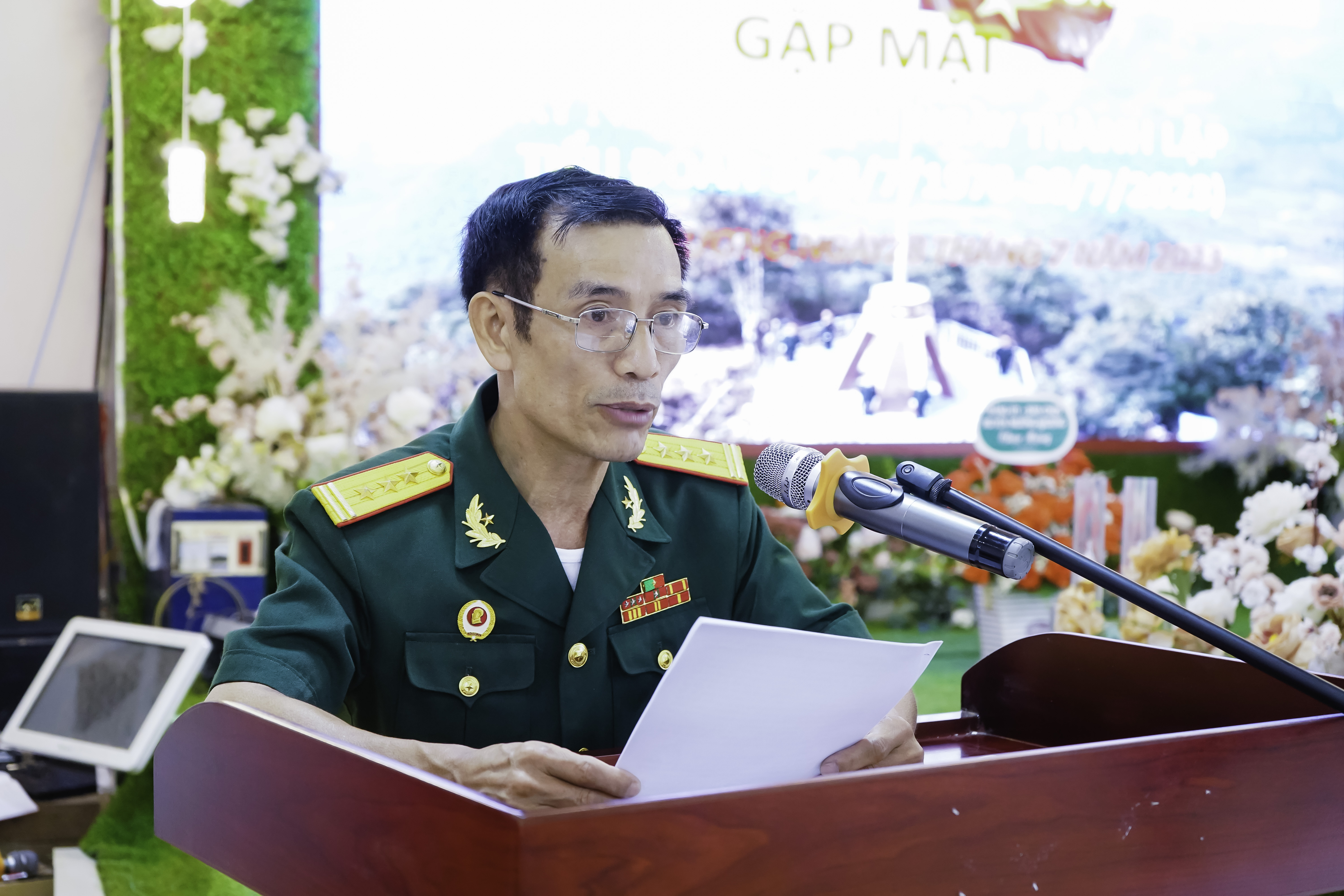 Đại diện Hội Cựu chiến binh Tiểu đoàn 3 Mường Khương ôn lại truyền thống của Tiểu đoàn. Đại diện Hội CCB Tiểu đoàn 3 ôn lại truyền thống cách mạng của Tiểu đoàn.jpg