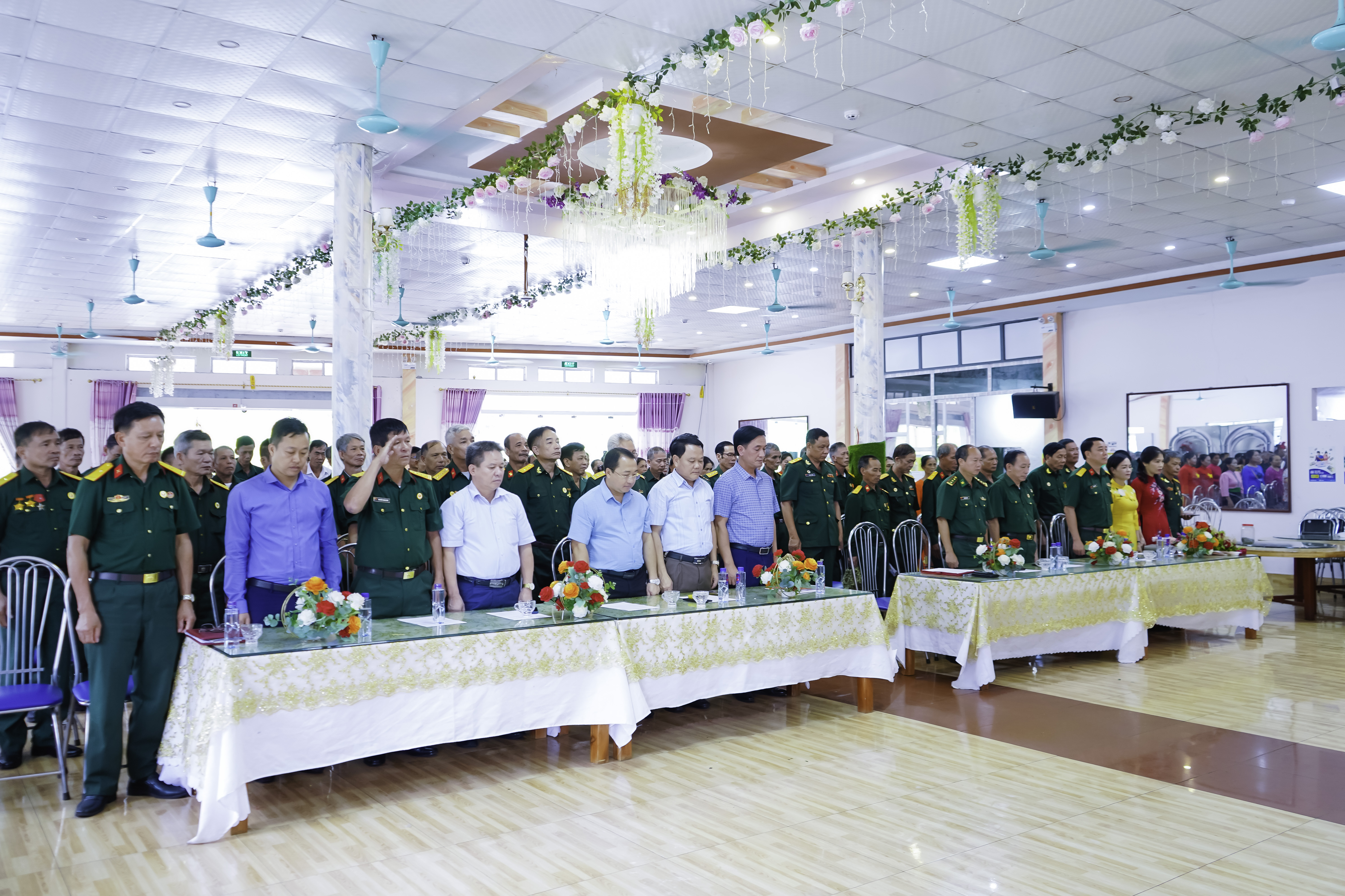 Trong buổi gặp mặt, các đại biểu và cựu chiến binh đã dành phút mặc niệm tưởng nhớ đồng đội đã hy sinh. Buổi gặp mặt ành một phút mạc niệm tưởng nhớ các anh hùng liệt sỹ đã hy sinh vì nền độc lập của dân tộc.jpg