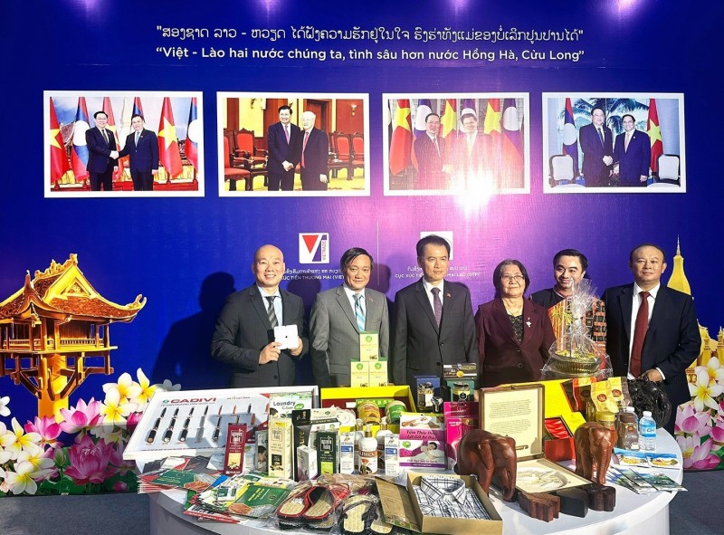Lãnh đạo hai nước chụp ảnh lưu niệm tại gian hàng Việt - Lào. Lãnh đạo hai nước chụp ảnh lưu niệm tại gian hàng Việt - Lào.