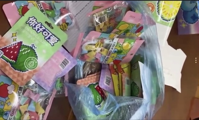 Công an TP.Lạng Sơn thu giữ mẫu kẹo không rõ nguồn gốc để đưa đi giám định. nong-1212-3.jpg