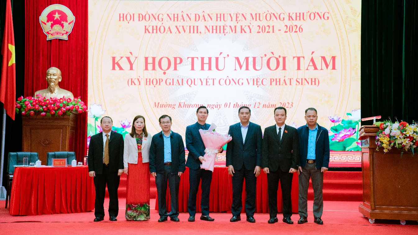 Lãnh đạo tỉnh và huyện tặng hoa chúc mừng tân Chủ tịch UBND huyện Mường Khương. MK4.jpg