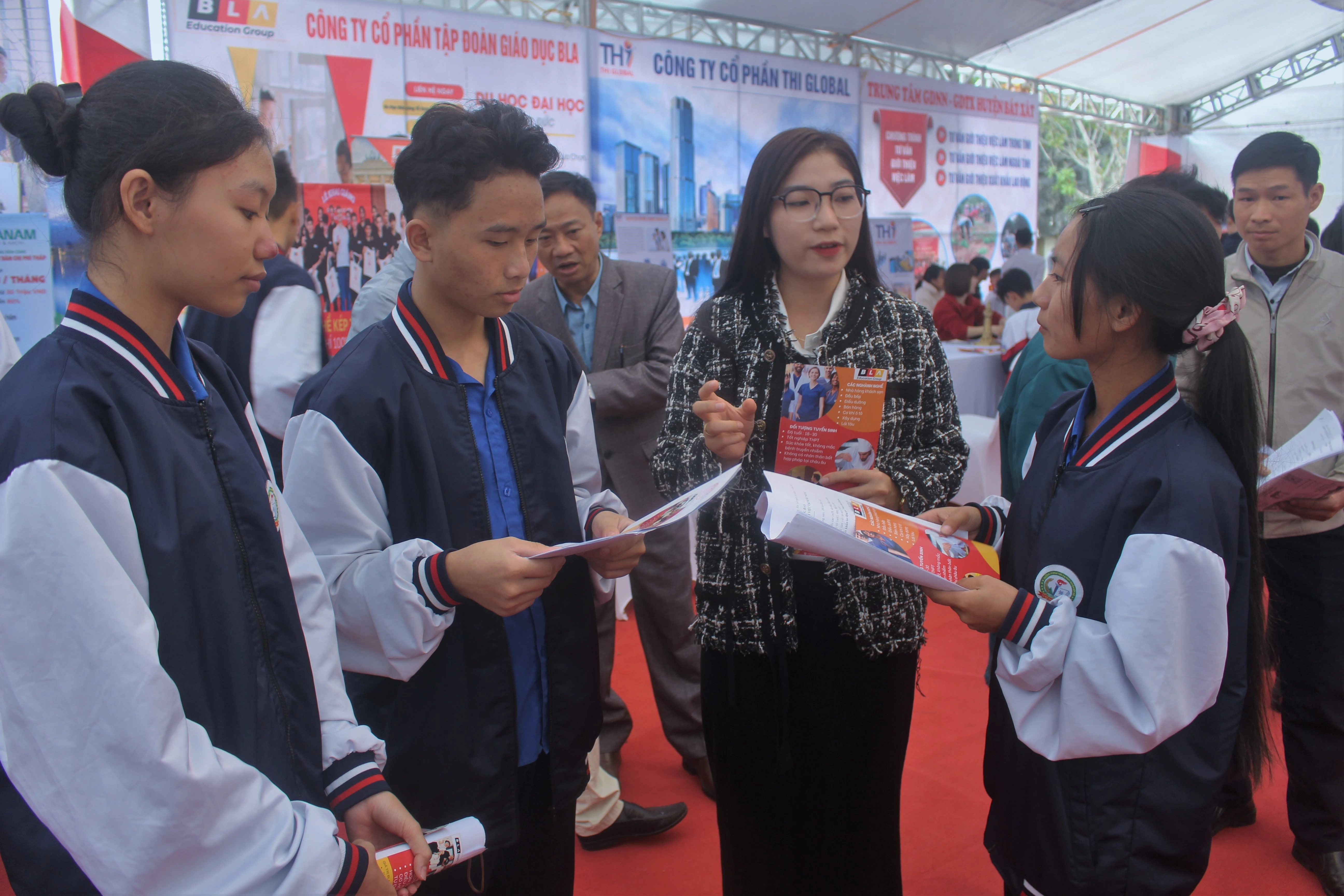 Đại diện tập đoàn BLA tư vấn học tập và làm việc tại CHLB Đức.jpg