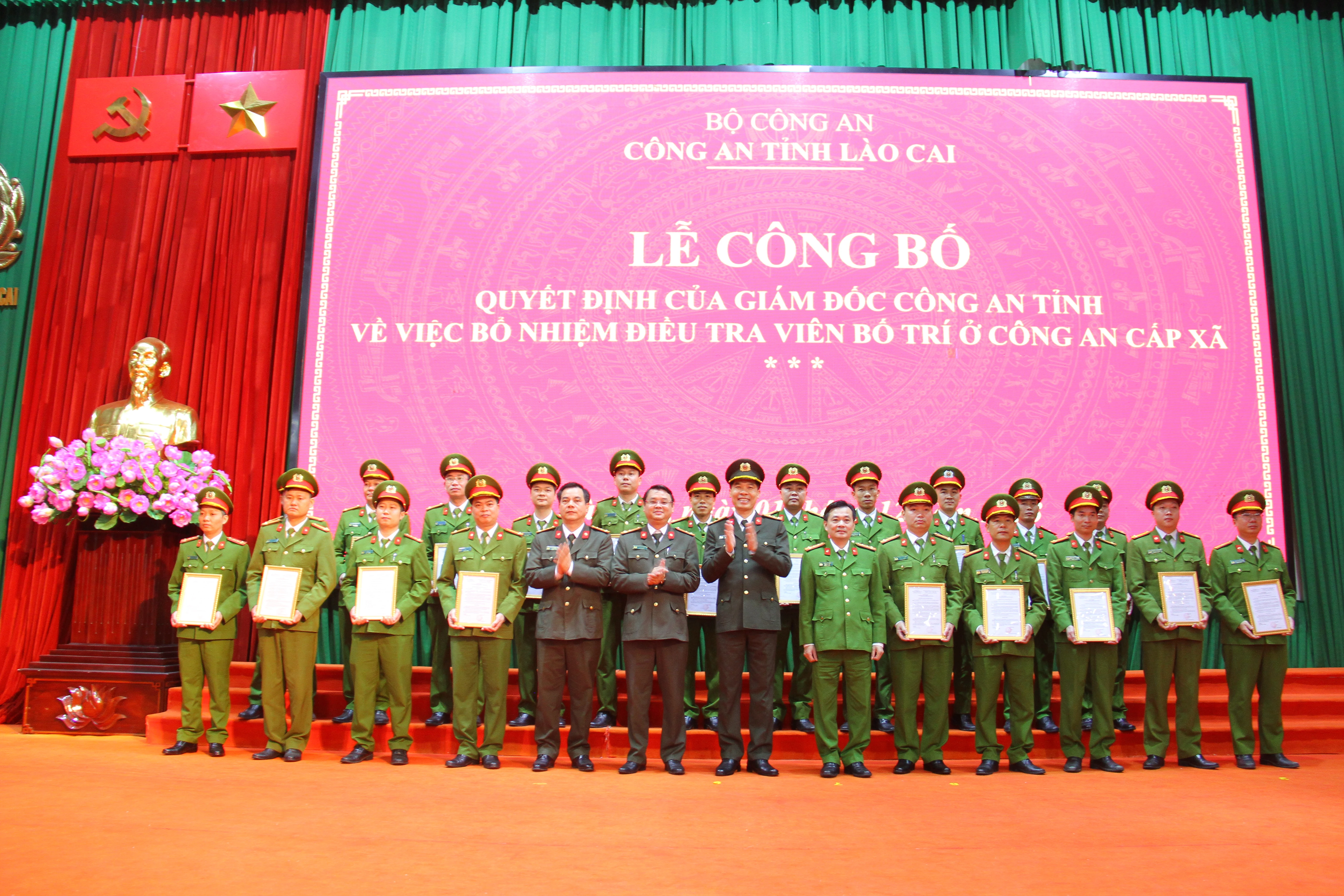 Lãnh đạo Công an tỉnh chụp ảnh cùng các đồng chí được bổ nhiệm Điều tra viên.JPG
