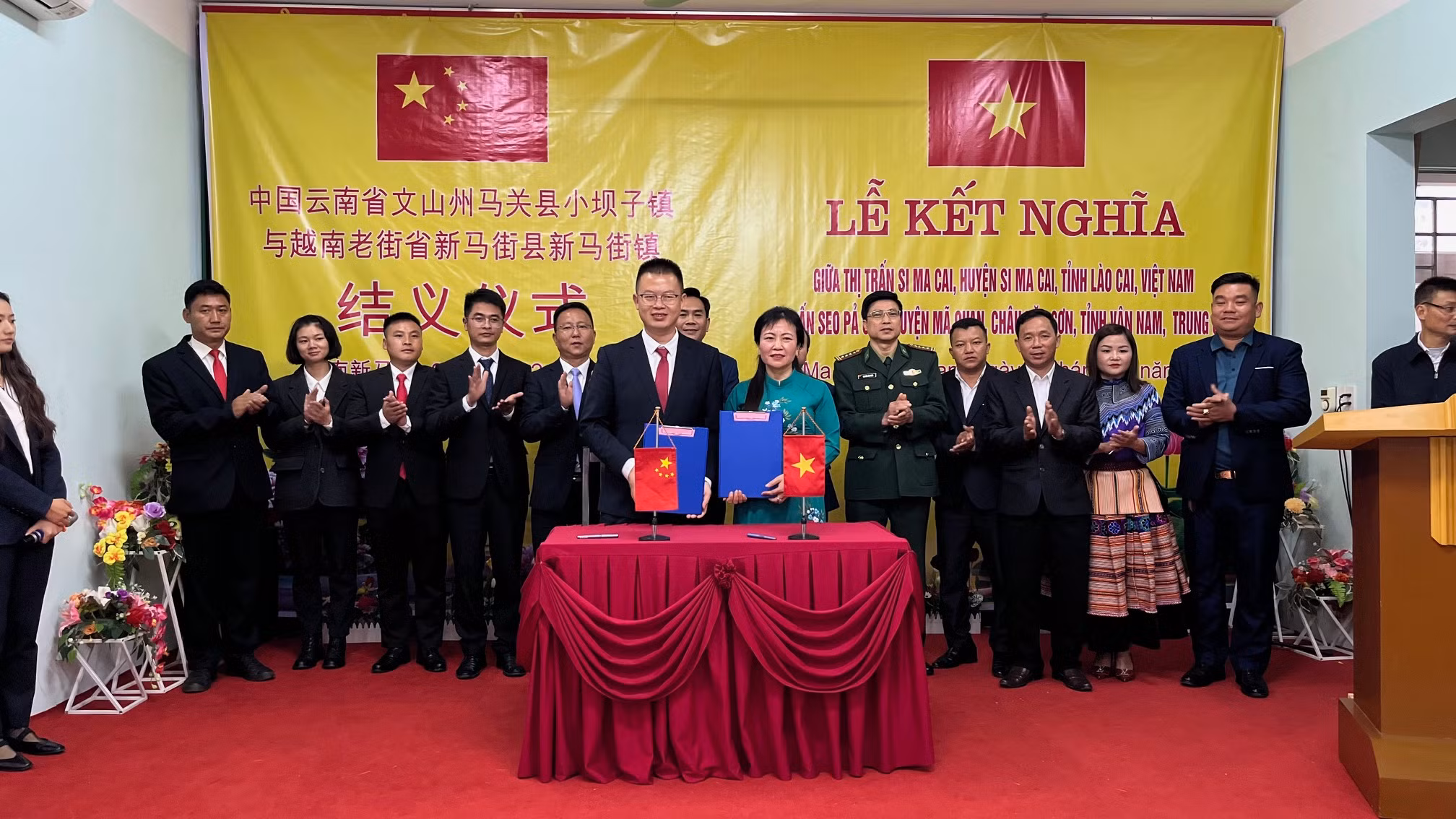 Bí thư thị trấn Si Ma Cai và Bí thư trấn Seo Pả Chư ký kết biên bản kết nghãi hữu nghị.jpg