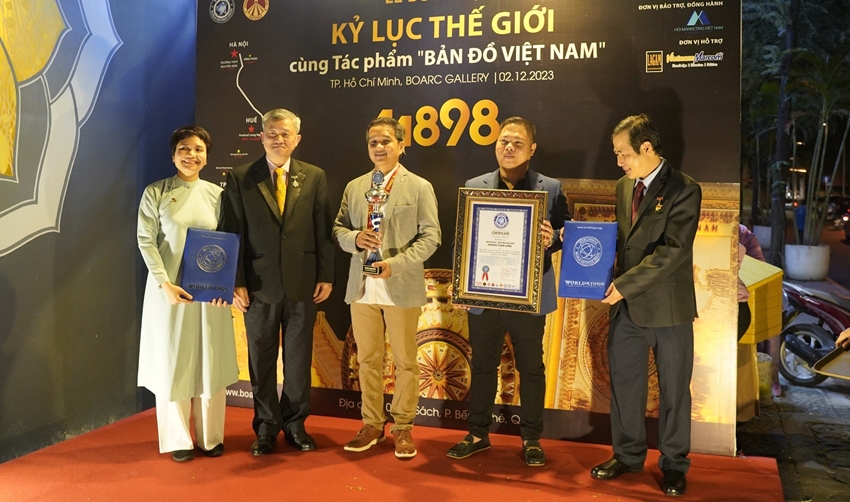 Trao hai kỷ lục thực hiện tác phẩm cho kiến trúc sư Hoàng Tuấn Long (giữa). don-nhan.jpg