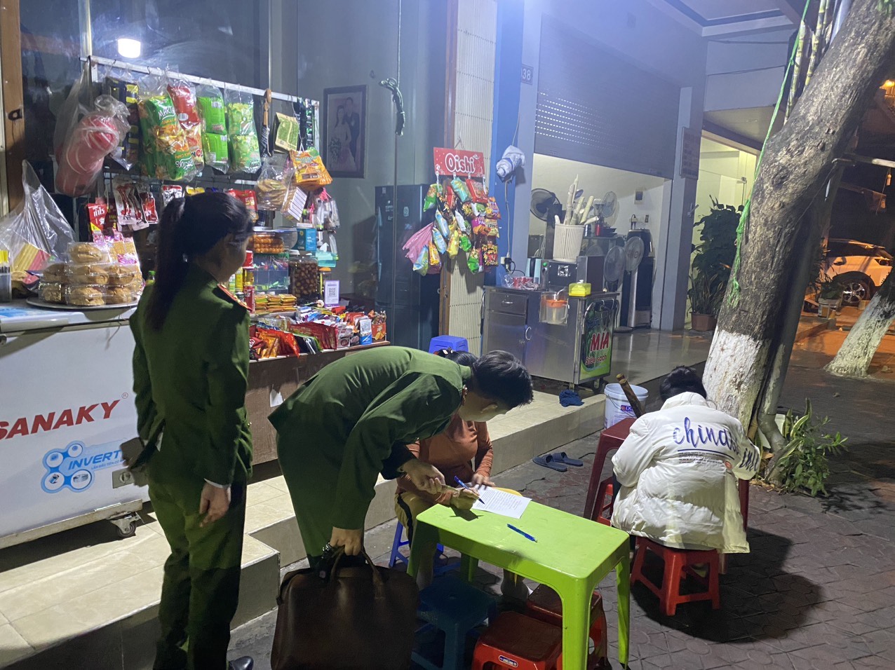 Phối hợp kiểm tra tại các cổng trường học trên địa bàn đồng thời ký cam kết với các chủ cửa hàng tạp hóa tại cổng trường. 1HGG7PALH_4QVL6G.jpeg