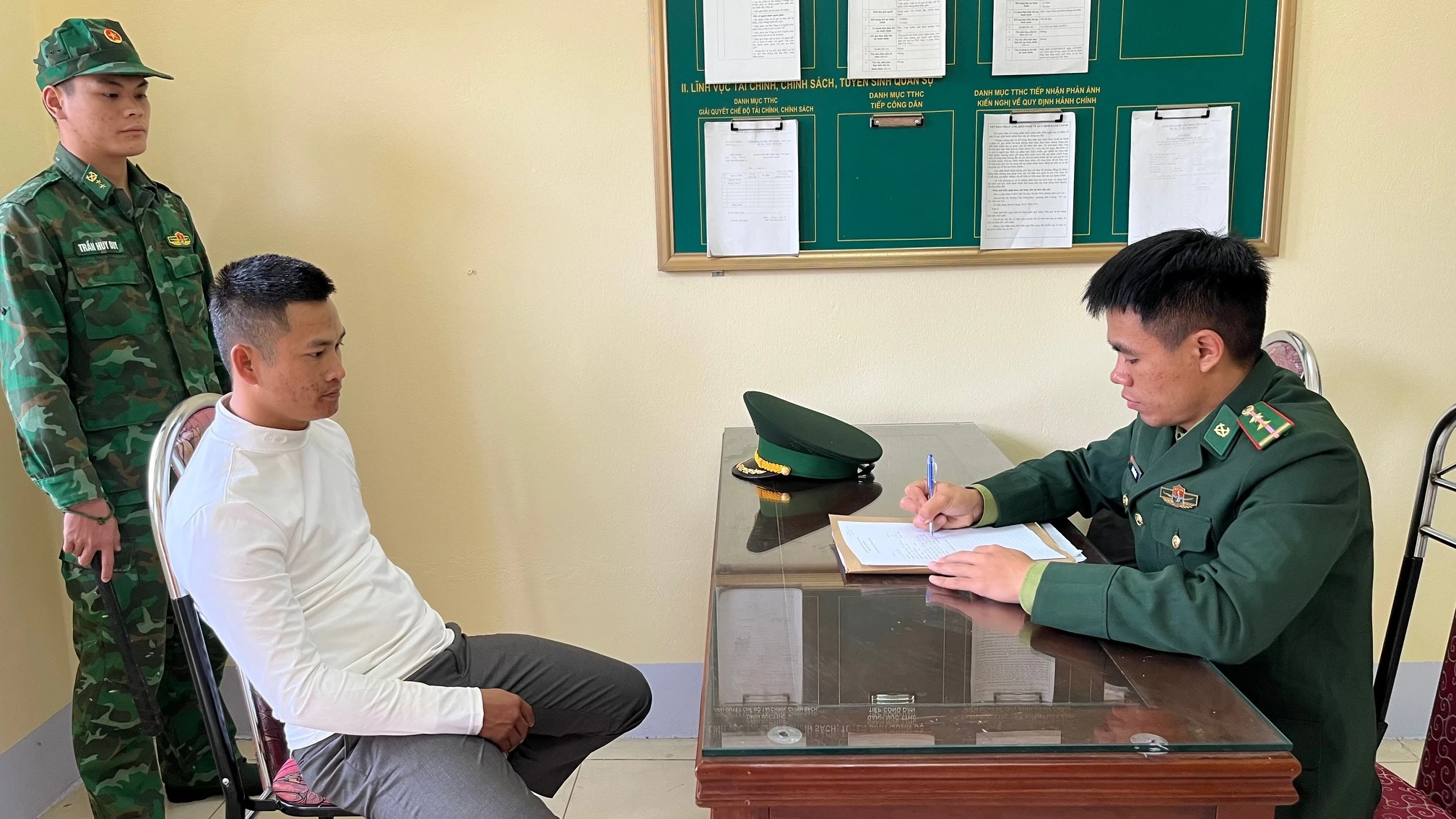 Cán bộ Biên phòng lấy lời khai Chảo Văn Cầu.jpg