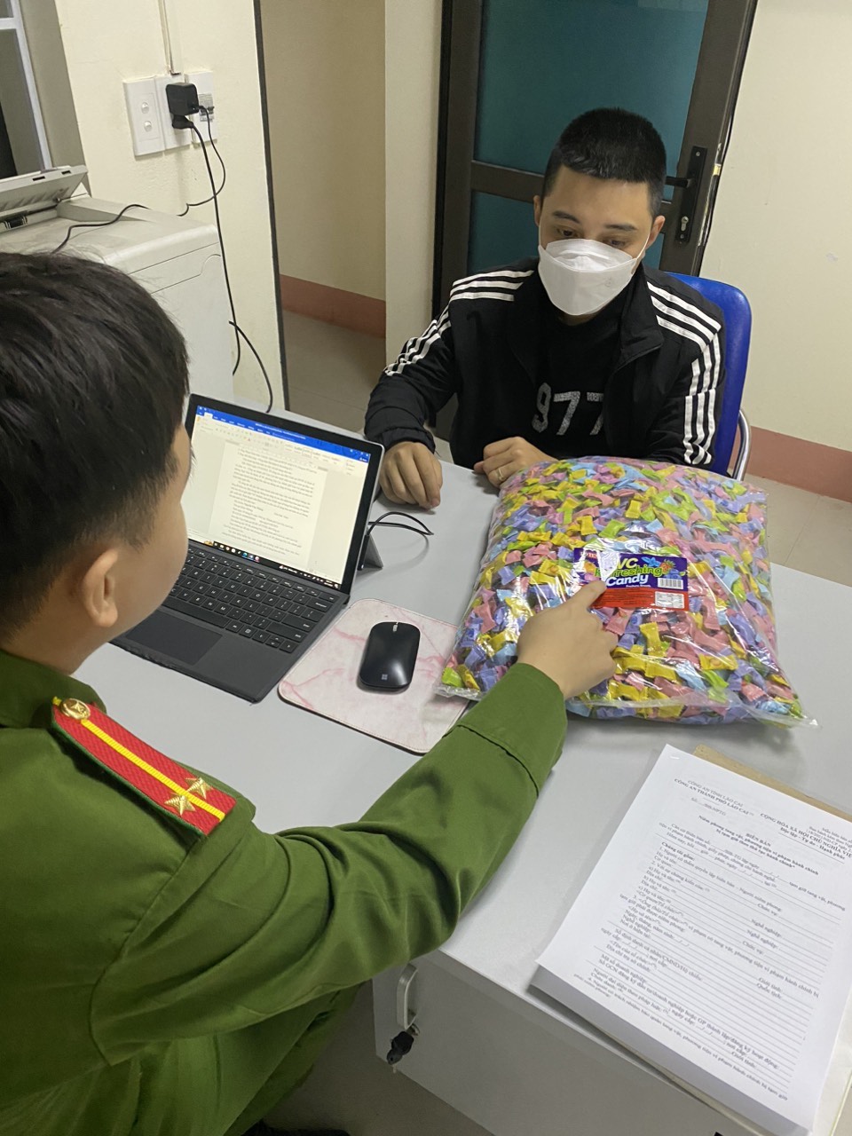 Lấy lời khai của Nguyễn Văn Thắng - chủ lô kẹo hoa quả 7 màu. 1HGG7GOLB_4QVL6G.jpeg