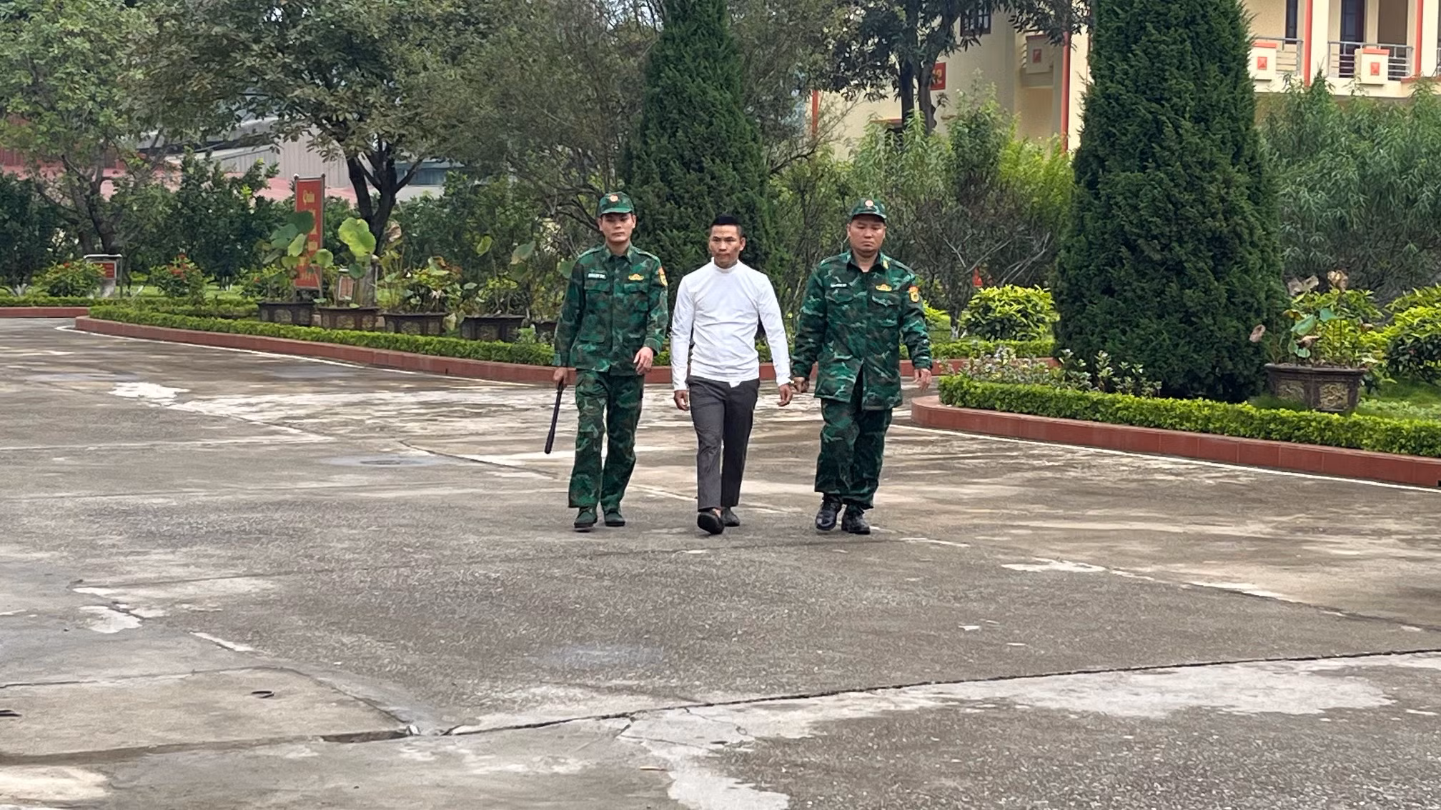 Dẫn giải đối tượng Chảo Văn Cầu về đồn Biên phòng.jpg