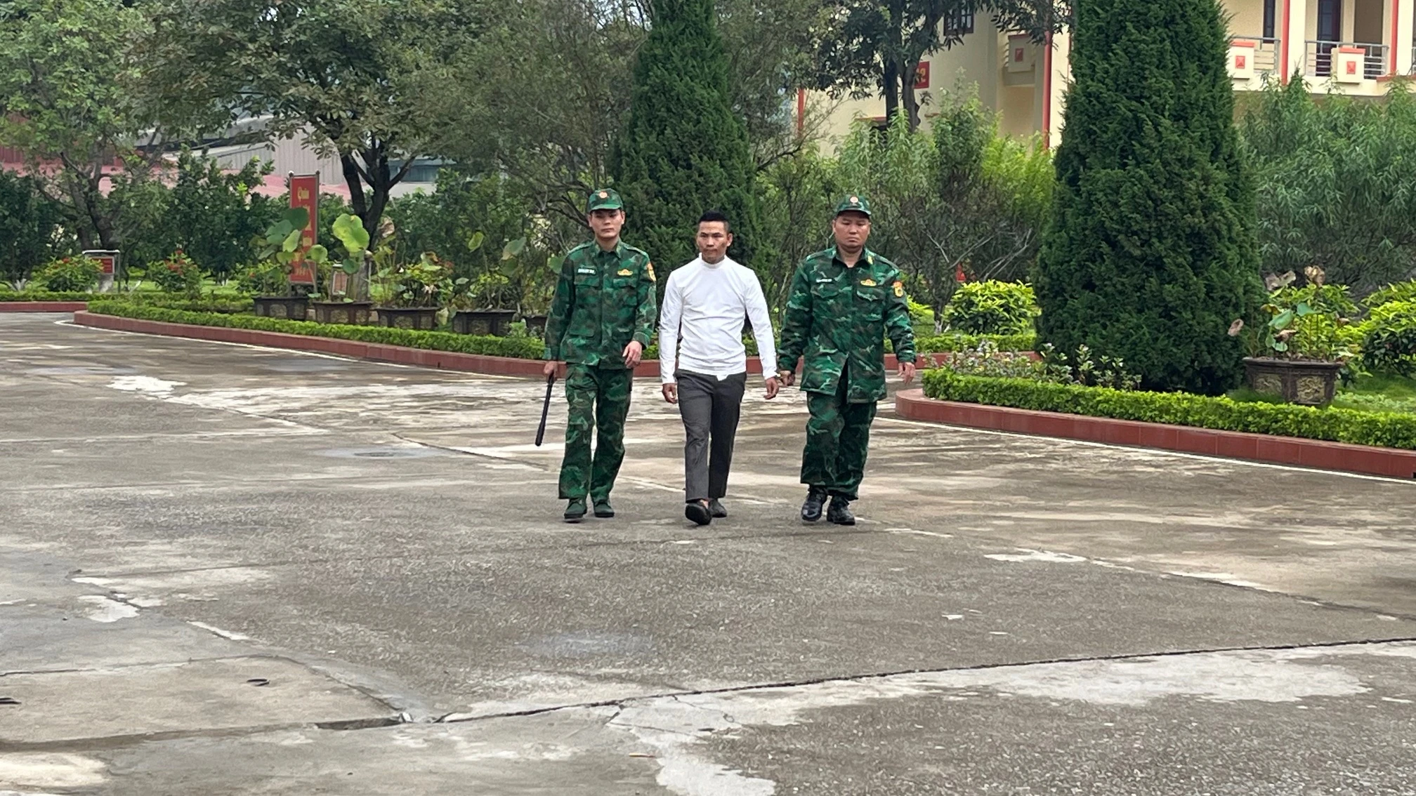 Dẫn giải đối tượng Chảo Văn Cầu về đồn Biên phòng.jpg