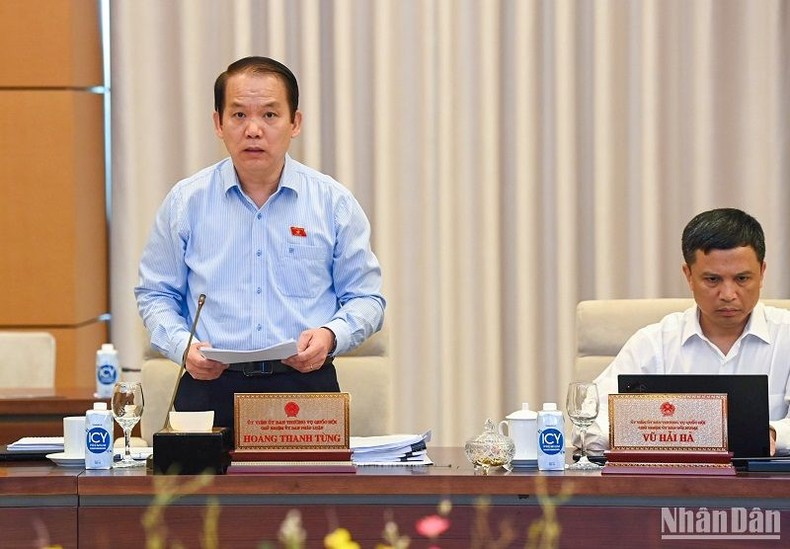 Chủ nhiệm Ủy ban Pháp luật Hoàng Thanh Tùng trình bày báo cáo về việc giải trình, tiếp thu, chỉnh lý dự thảo Luật Nhà ở (sửa đổi). Chủ nhiệm Ủy ban Pháp luật Hoàng Thanh Tùng trình bày báo cáo về việc giải trình, tiếp thu, chỉnh lý dự thảo Luật Nhà ở (sửa đổi).