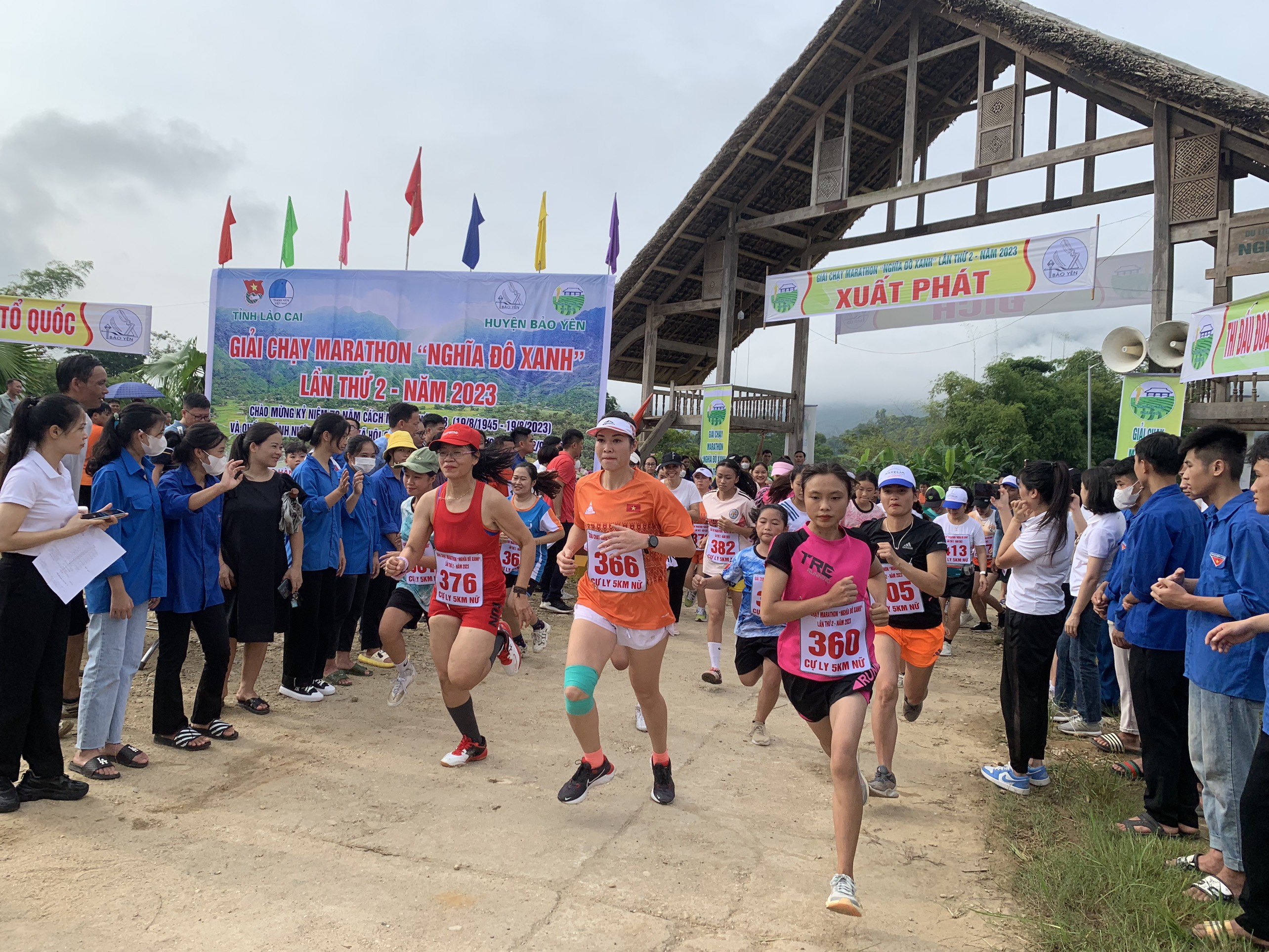 Giải chạy thu hút 300 vận động viên tham gia chạy ở các cự ly: 42 km, 21 km, 10 km và 5 km. z4639766175509_793bcaa0478e7d4efd23eaaf117efa47.jpg