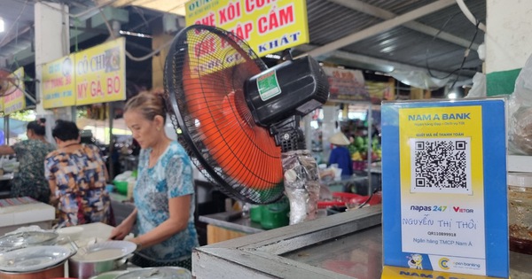 Mã QR được tiểu thương sử dụng ngày càng nhiều. Mua mớ rau ở chợ quê Đà Nẵng cũng quét mã QR, thanh toán 'ting ting' - Tuổi Trẻ Online