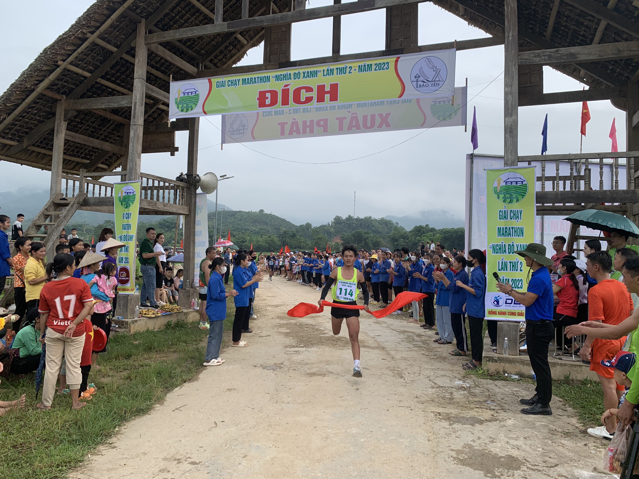 Vận động viên bứt tốc về đích. VĐV nam cự ly 10km bứt tốc về đích..jpg
