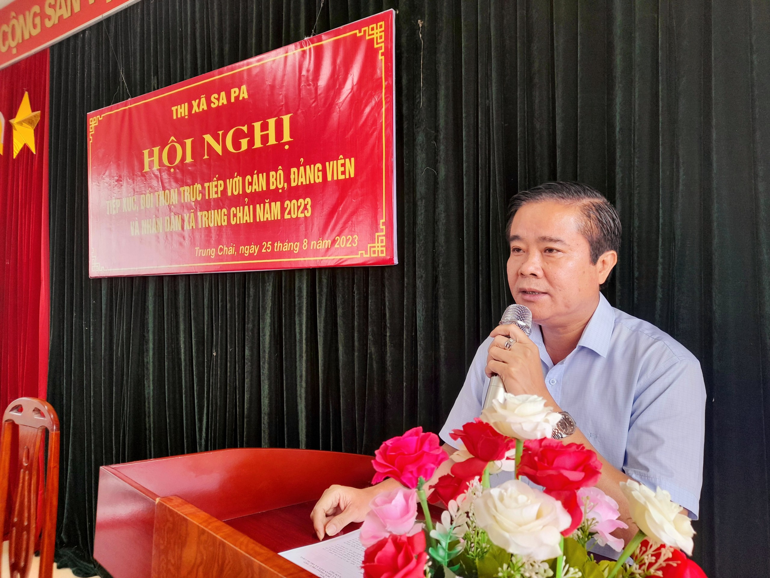 Đồng chí Phan Đăng Toàn, Bí thư Thị ủy Sa Pa trực tiếp đối thoại với những ý kiến của cán bộ, đảng viên và nhân dân nêu tại hội nghị. z4634962689323_fed693f23824bb021068e54e1bbf6151.jpg