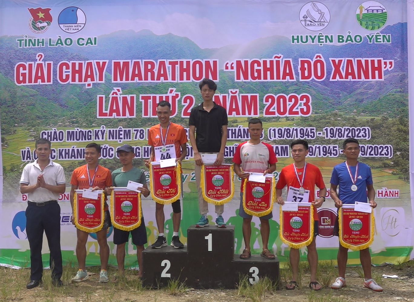 Trao giải cho các vận động viên nam cự ly 21 km. Trao giải cho các VĐV nam cự ly 21km.jpg