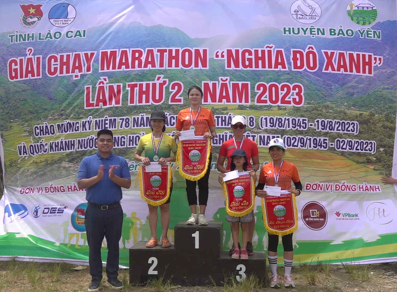 Trao giải cho các vận động viên nữ cự ly 42km. Trao giải cho các VĐV nữ cự ly 42km.jpg