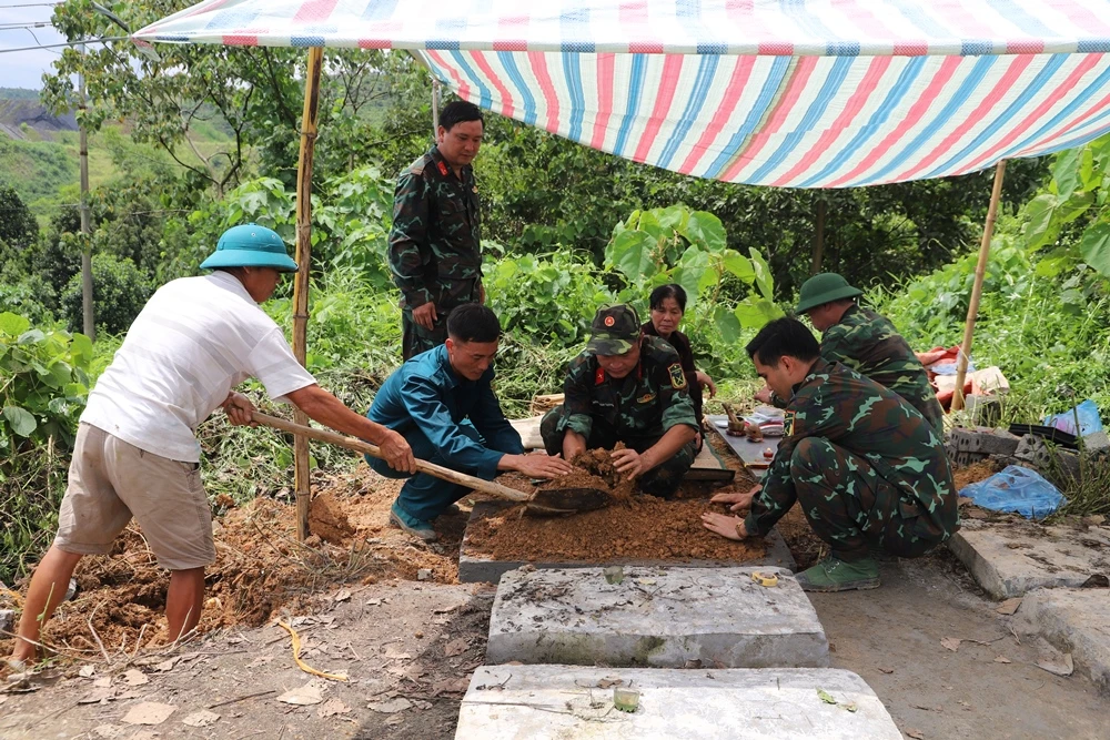 An tang hai cot liet si chua ro danh tinh tai nghĩa khu nghia tran xã Quang Kim.JPG