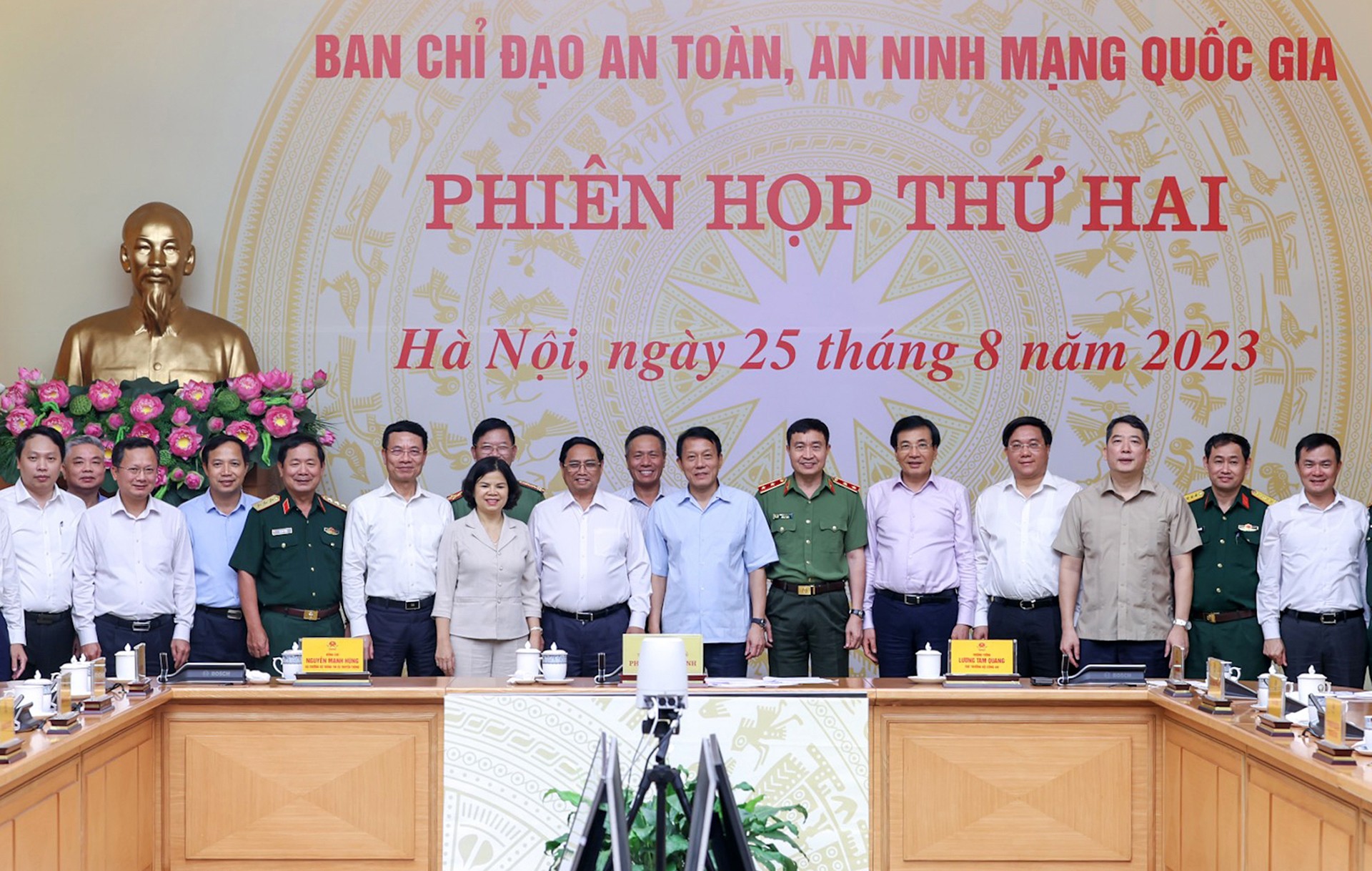 Thủ tướng Phạm Minh Chính chụp ảnh cùng các đại biểu dự họp. Thủ tướng Phạm Minh Chính chụp ảnh cùng các đại biểu dự họp.