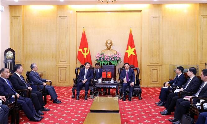 Đồng chí Nguyễn Xuân Thắng tiếp Chủ tịch Hội Nghiên cứu Xây dựng Đảng toàn quốc Trung Quốc Lý Trí Dũng. trung-quoc-250823.jpg