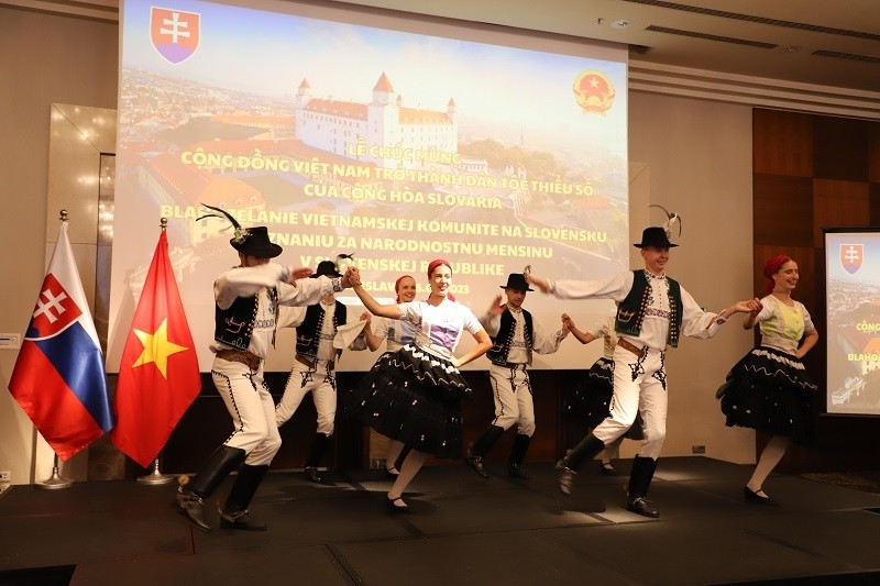 Đại sứ quán Việt Nam tại Slovakia tổ chức lễ chúc mừng cộng đồng người Việt Nam tại Slovakia được công nhận là dân tộc thiểu số thứ 14 của sở tại. Đại sứ quán Việt Nam tại Slovakia tổ chức lễ chúc mừng cộng đồng người Việt Nam tại Slovakia được công nhận là dân tộc thiểu số thứ 14 của sở tại.