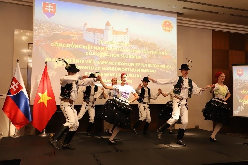 Đại sứ quán Việt Nam tại Slovakia tổ chức lễ chúc mừng cộng đồng người Việt Nam tại Slovakia được công nhận là dân tộc thiểu số thứ 14 của sở tại.