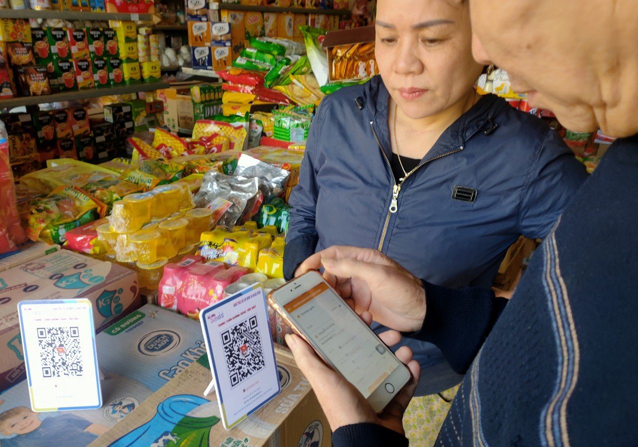 Người dân bắt đầu làm quen với sử dụng thanh toán qua quét mã QR. Người dân bắt đầu làm quen với sử dụng thanh toán qua quét mã QR.