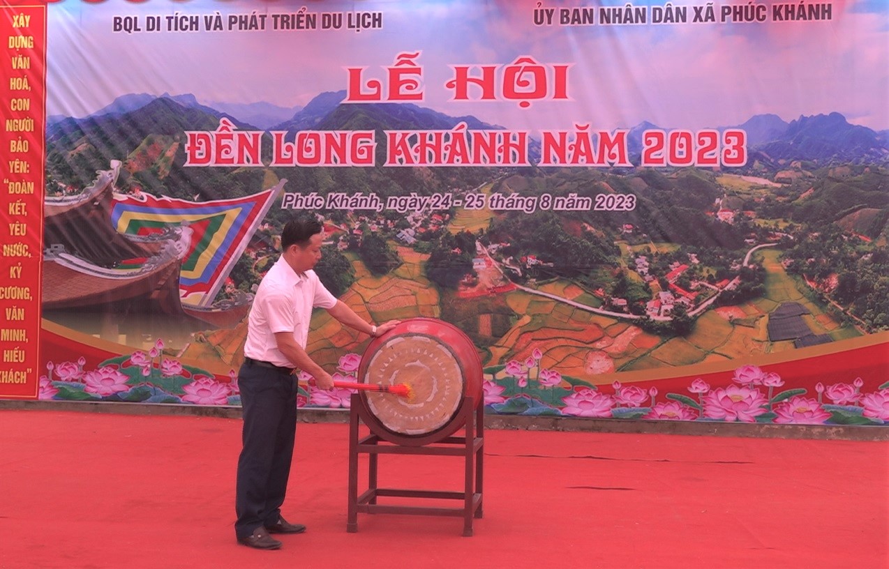 Ông Nguyễn Anh Dũng, Phó Chủ tịch UBND huyện Bảo Yên đánh trống khai hội đền Long Khánh. Đồng chí Nguyễn Anh Dũng - Phó Chủ tịch UBND huyện đánh trống khai hội.jpg