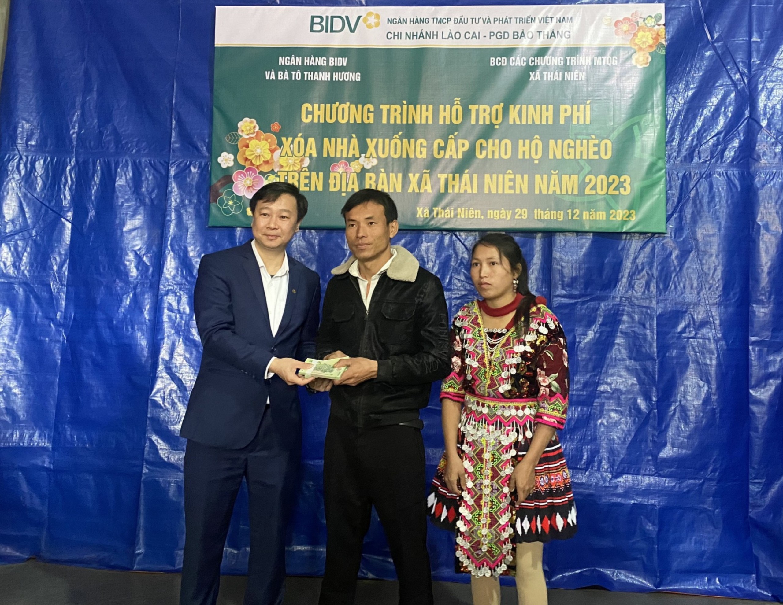 Trao hỗ trợ kinh phí làm nhà ở cho hộ nghèo. ong-nguyen-hoang-ha-pho-giam-doc-ngan-hang-bidv-chi-nhanh-lao-cai-trao-ho-tro-tien-cho-gia-dinh-anh-vang-seo-din-thon-mom-dao-xa-thai-nien-4239.jpg