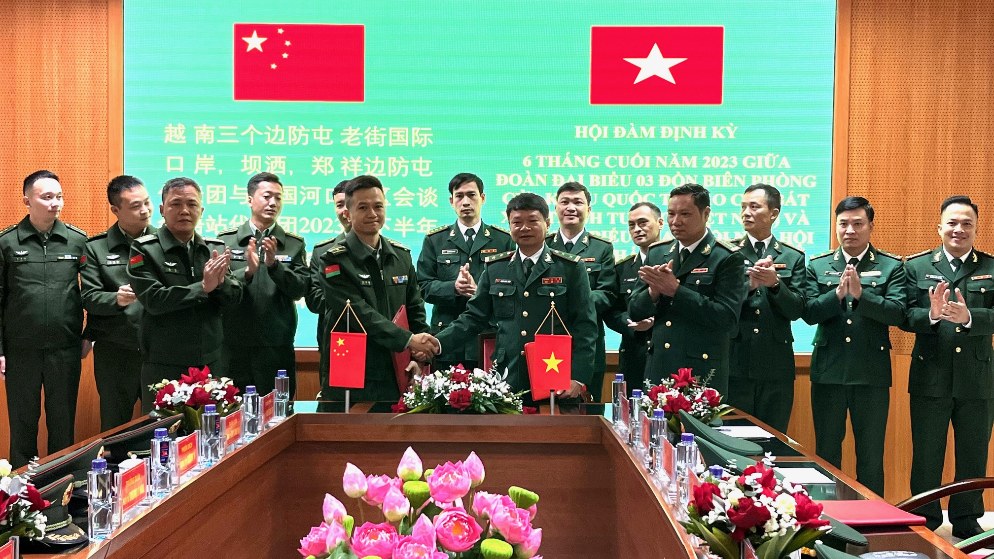 Trưởng đoàn đại biểu hai bên ký kết biên bản Hội đàm. truong-doan-dai-bieu-hai-ben-ky-ket-bien-ban-hoi-dam-7848.jpg