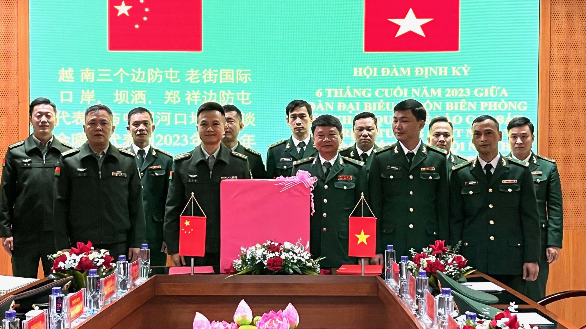 Trưởng đoàn đại biểu phía Việt Nam tặng quà chúc mừng Trạm Hội ngộ, hội đàm Hà Khẩu. truong-doan-dai-bieu-phai-viet-nam-tang-qua-chuc-mung-tram-hoi-ngo-hoi-dam-ha-khau-5338.jpg