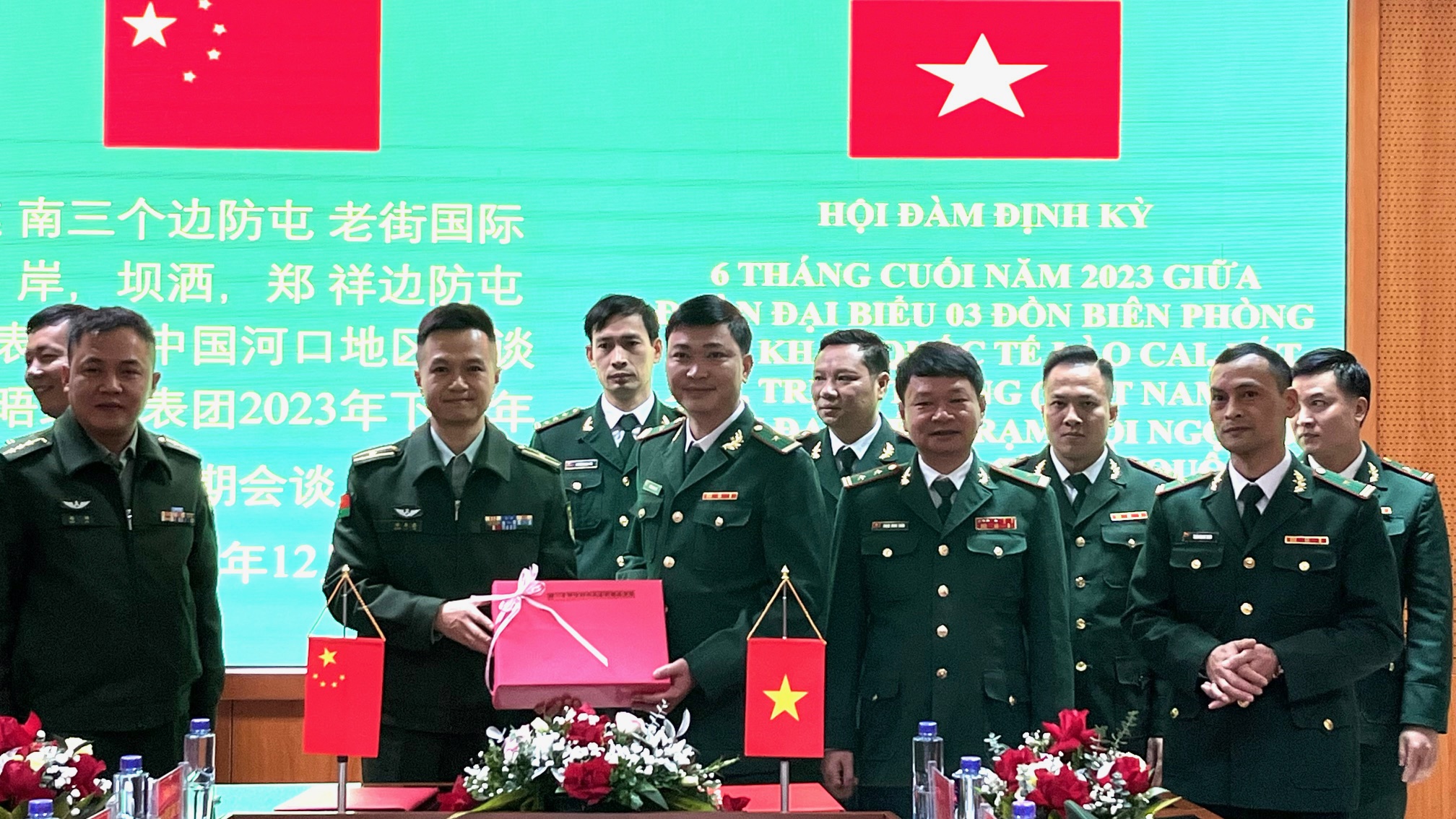 Đoàn đại biểu phía Trung Quốc tặng quà chúc mừng đoàn đại biểu 3 đồn biên phòng: Bát Xát, Trịnh Tường, Cửa khẩu Quốc tế Lào Cai. doan-dai-bieu-phia-trung-quoc-tang-qua-chuc-mung-doan-dai-bieu-03-don-bien-phong-bat-xat-trinh-tuong-cua-khau-quoc-te-lao-cai-6652.jpg