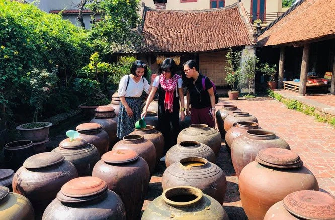 Trải nghiệm nhiều hoạt động tại Làng cổ Đường Lâm.