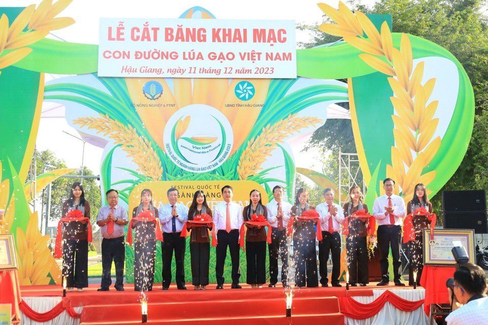 Cắt băng khai mạc Con đường lúa gạo Việt Nam năm 2023 anh-1-6173.jpg