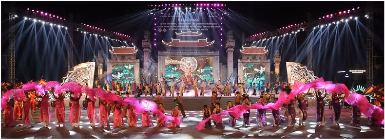 Chương trình văn nghệ có sự tham gia của hàng trăm diễn viên chuyên và không chuyên đã mang đến cho du khách nhiều tiết mục đặc sắc