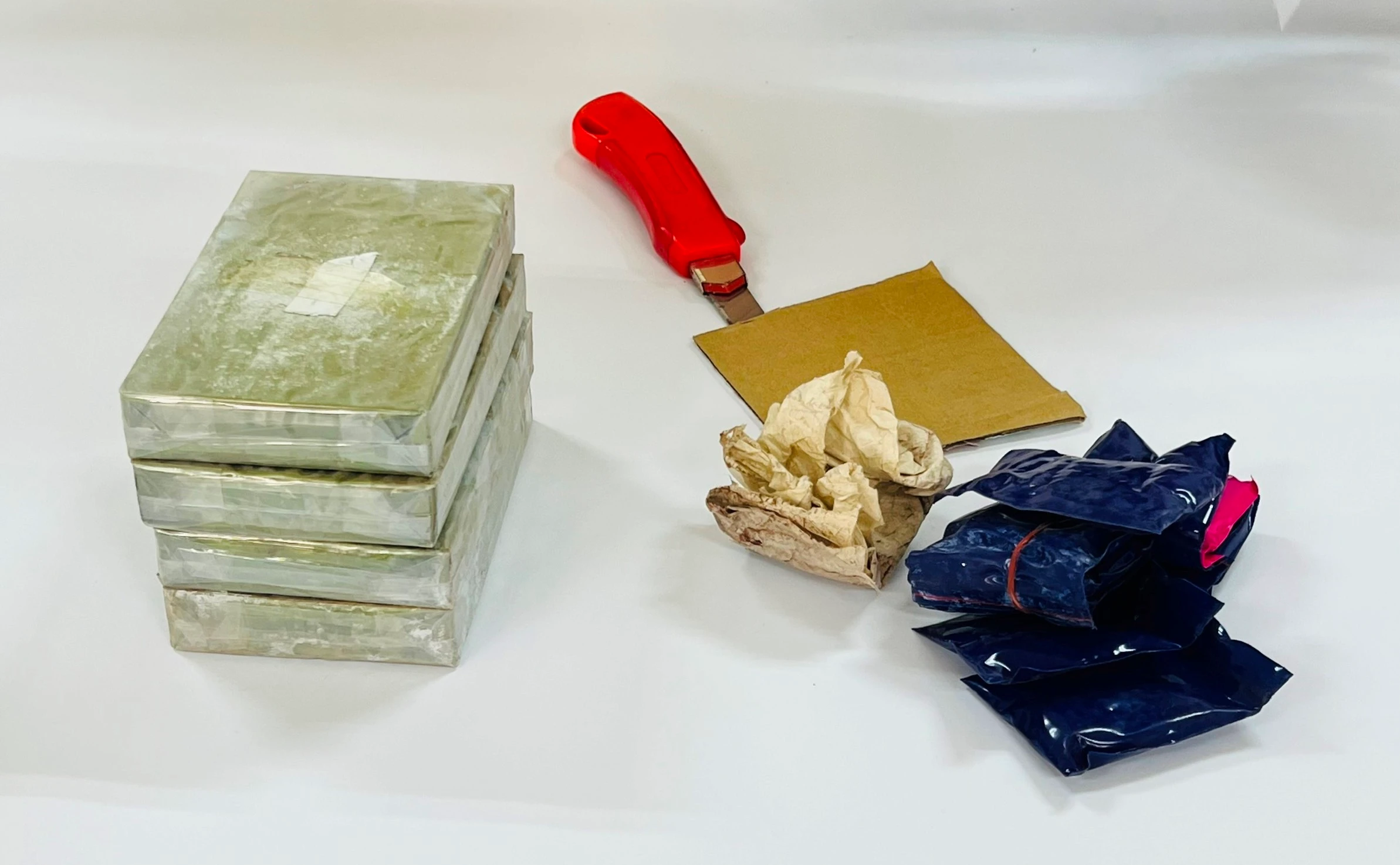 Ảnh 3. Tang vật thu giữ của Sềnh và Cở .jpg