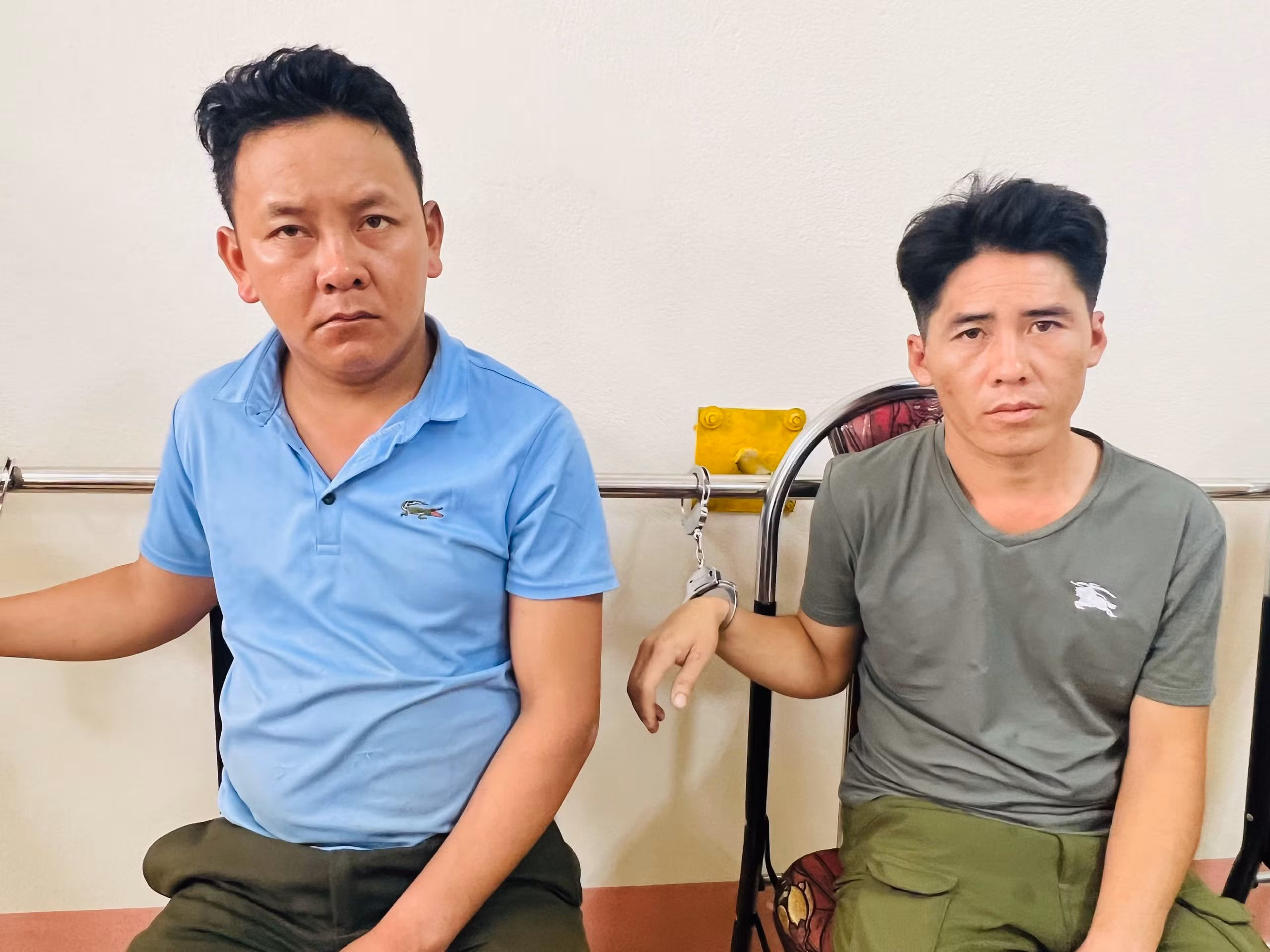 Ảnh 2. Vừ Nọ Sềnh, và Vừ A Cở tại cơ quan Công an .jpg