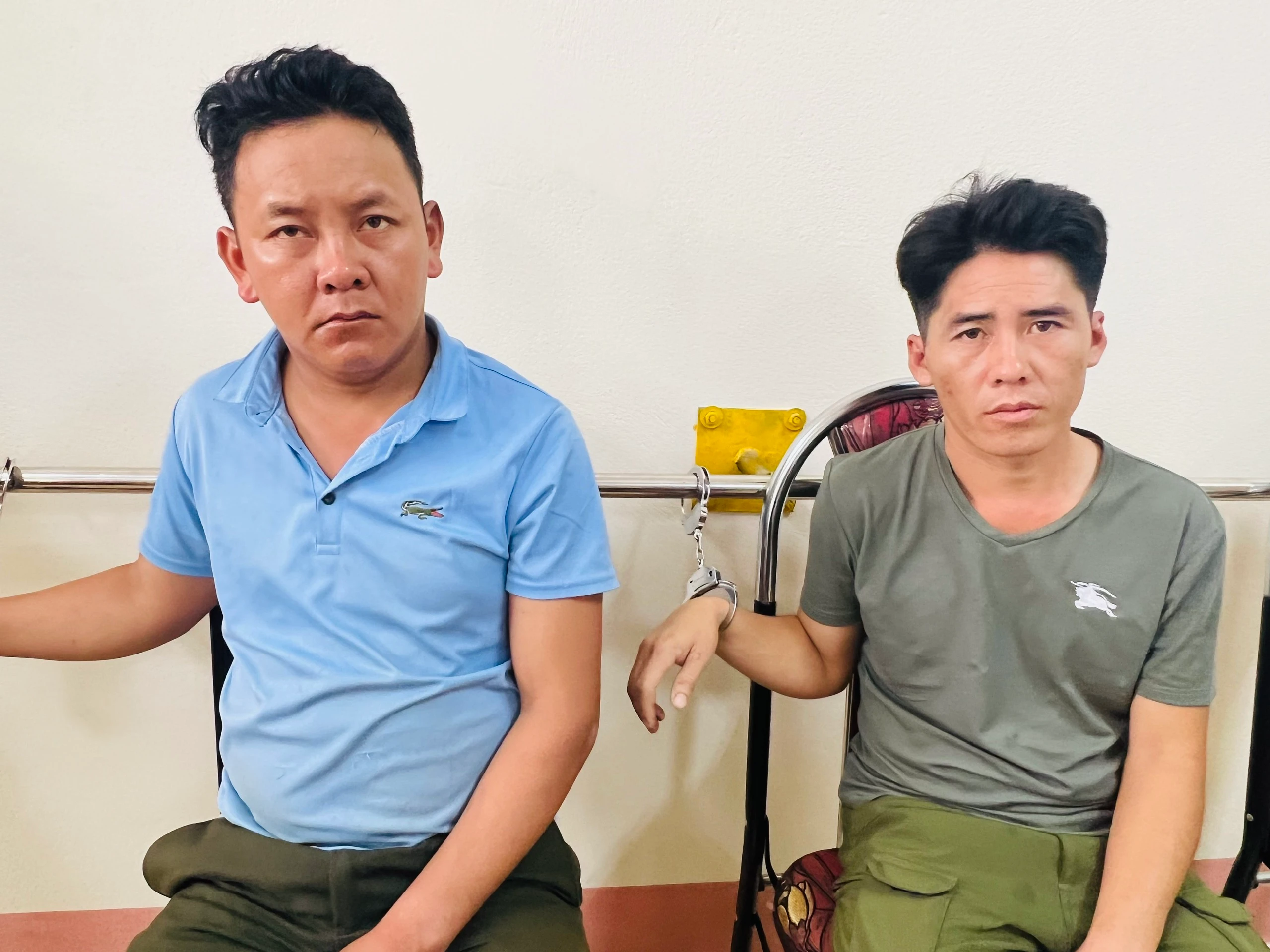 Ảnh 2. Vừ Nọ Sềnh, và Vừ A Cở tại cơ quan Công an .jpg