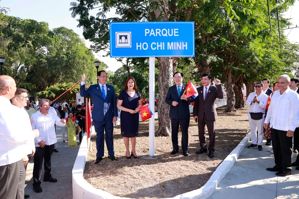 Chủ tịch Quốc hội Vương Đình Huệ dự lễ đổi tên công viên Hòa Bình thành công viên Hồ Chí Minh tại thủ đô của Cuba.