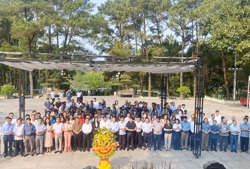 Đoàn đại biểu Hội thảo Báo Đảng thực hiện nghi thức phút mặc niệm trước anh linh các Anh hùng, liệt sỹ.